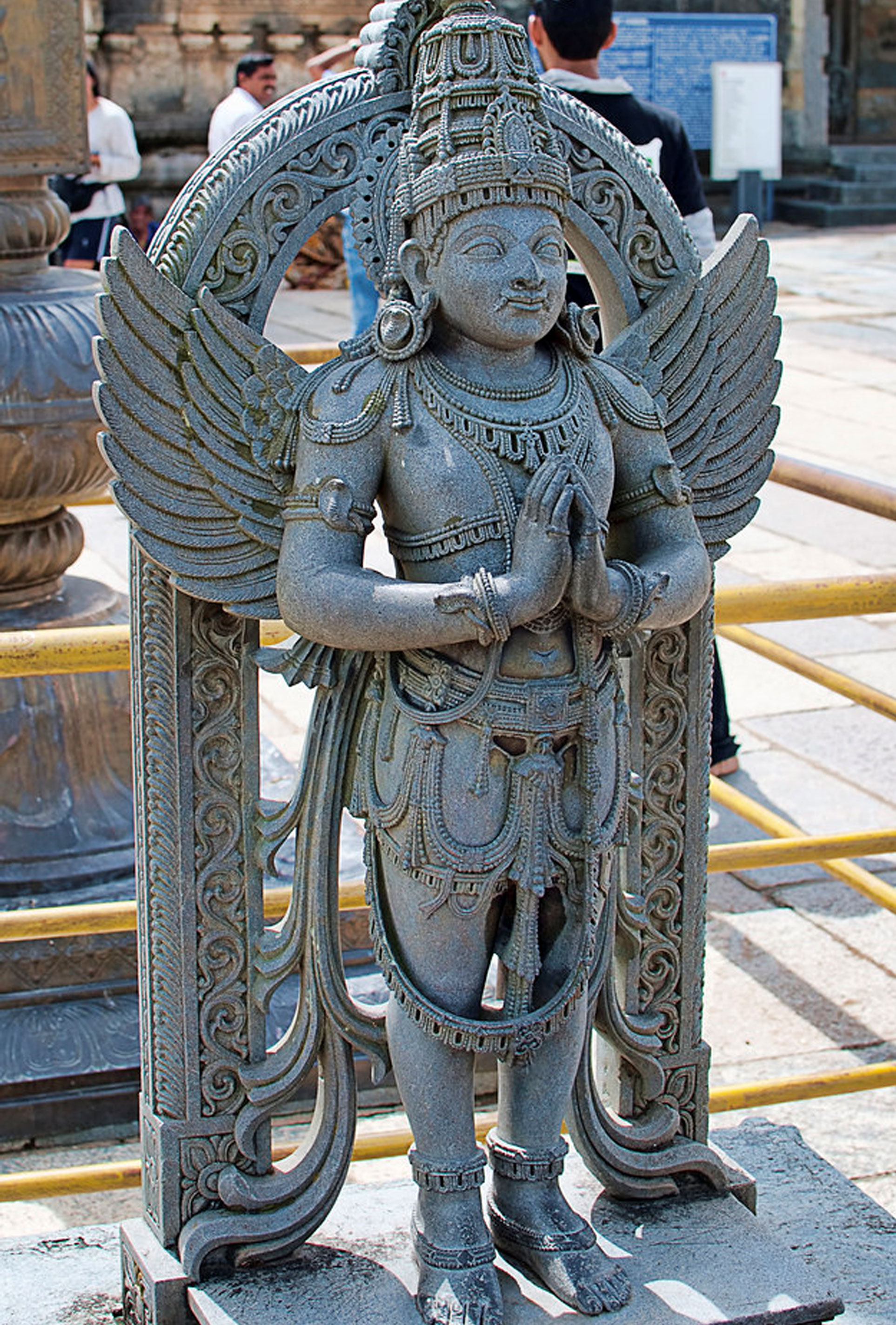 Garuda Statue, Chennakeshava Temple Main Entrance, Belur, Karnataka Anjali mudra est un geste de communication visuelle non verbal : le geste de positionner
